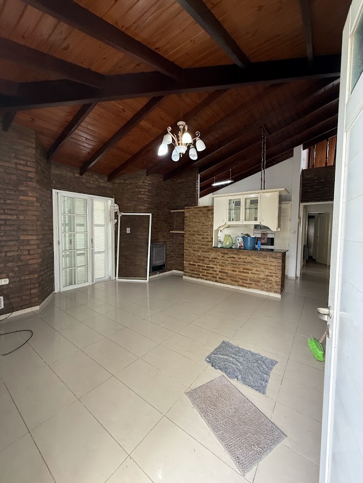 Casa de 3 dormitorios sobre la Ruta 8